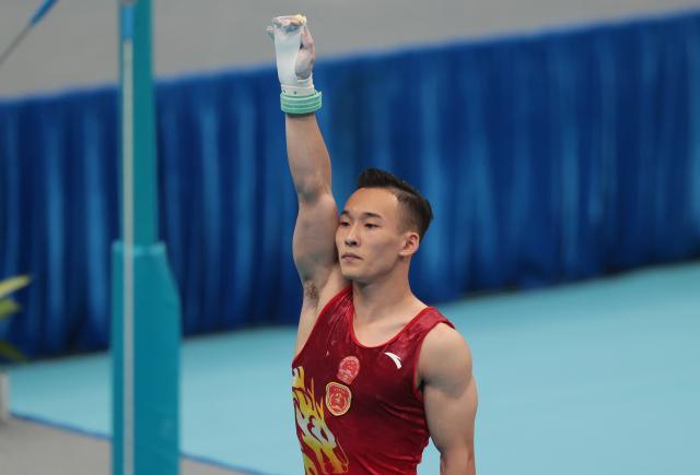 必一运动-肖若腾险胜张博恒摘全能金牌 男队00后新秀亮眼